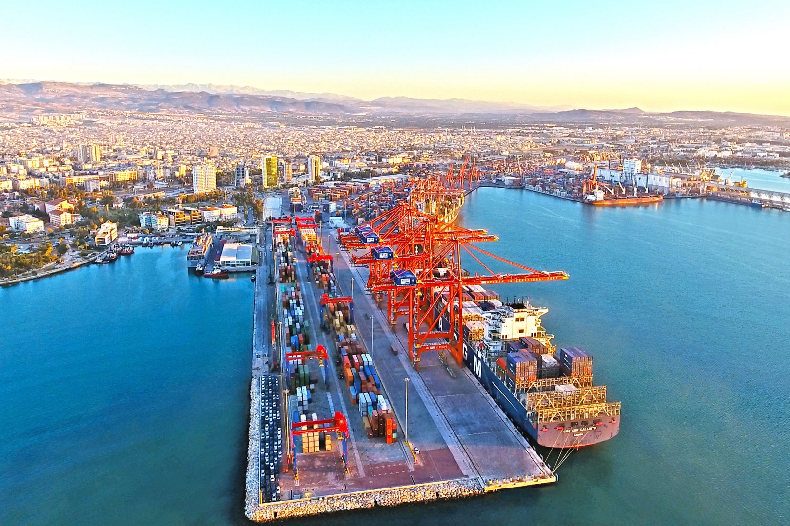 Yanvar-iyul aylarında Mersin limanı 2 mindən çox gəmi qəbul edib (ÖZƏL)
