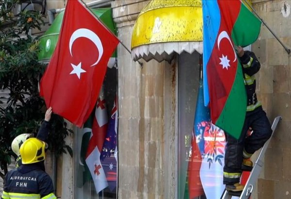 Пожарный в Баку спас от повреждения флаги Азербайджана и Турции