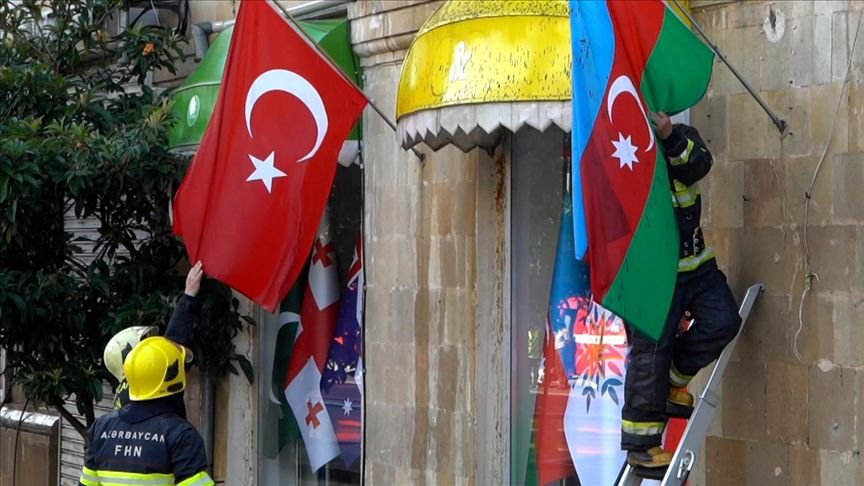 Пожарный в Баку спас от повреждения флаги Азербайджана и Турции