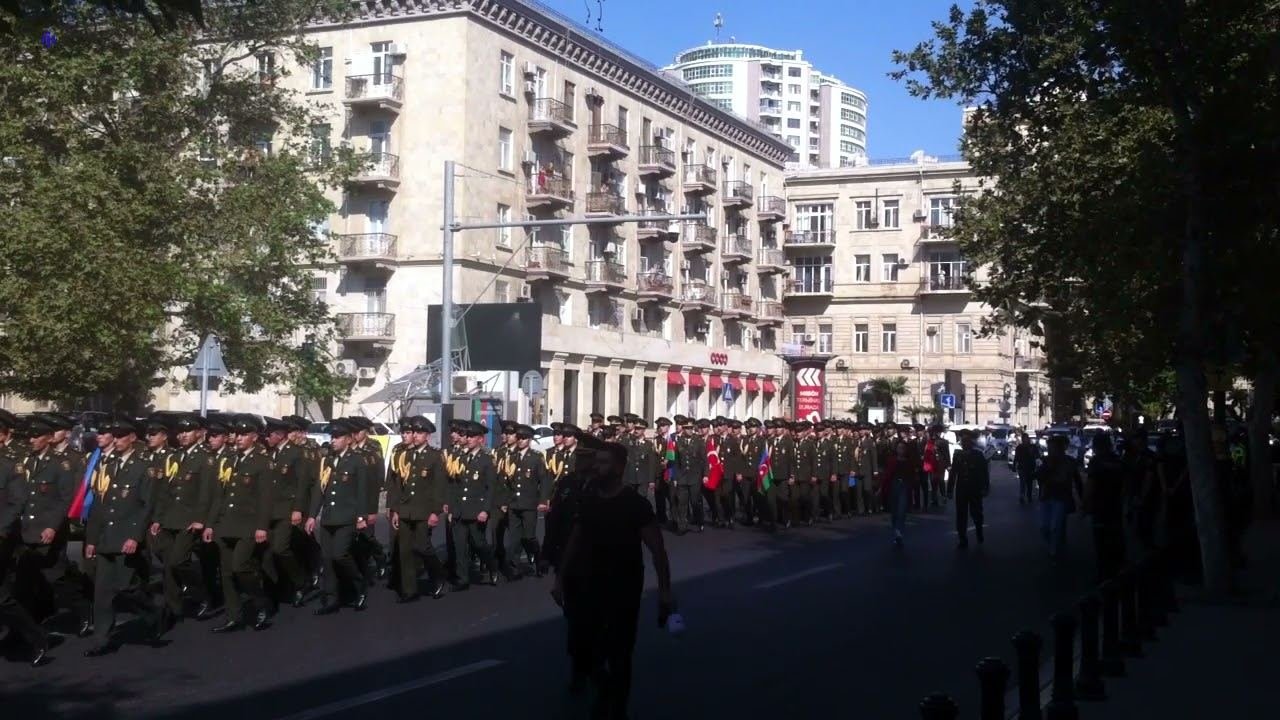 Bakının mərkəzində hərbi marş sədaları - Kursantların yürüşü (VİDEO)