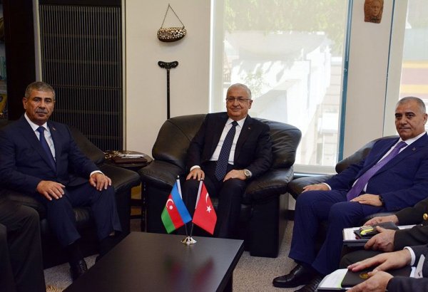 Министр обороны Азербайджана встретился со своим турецким коллегой