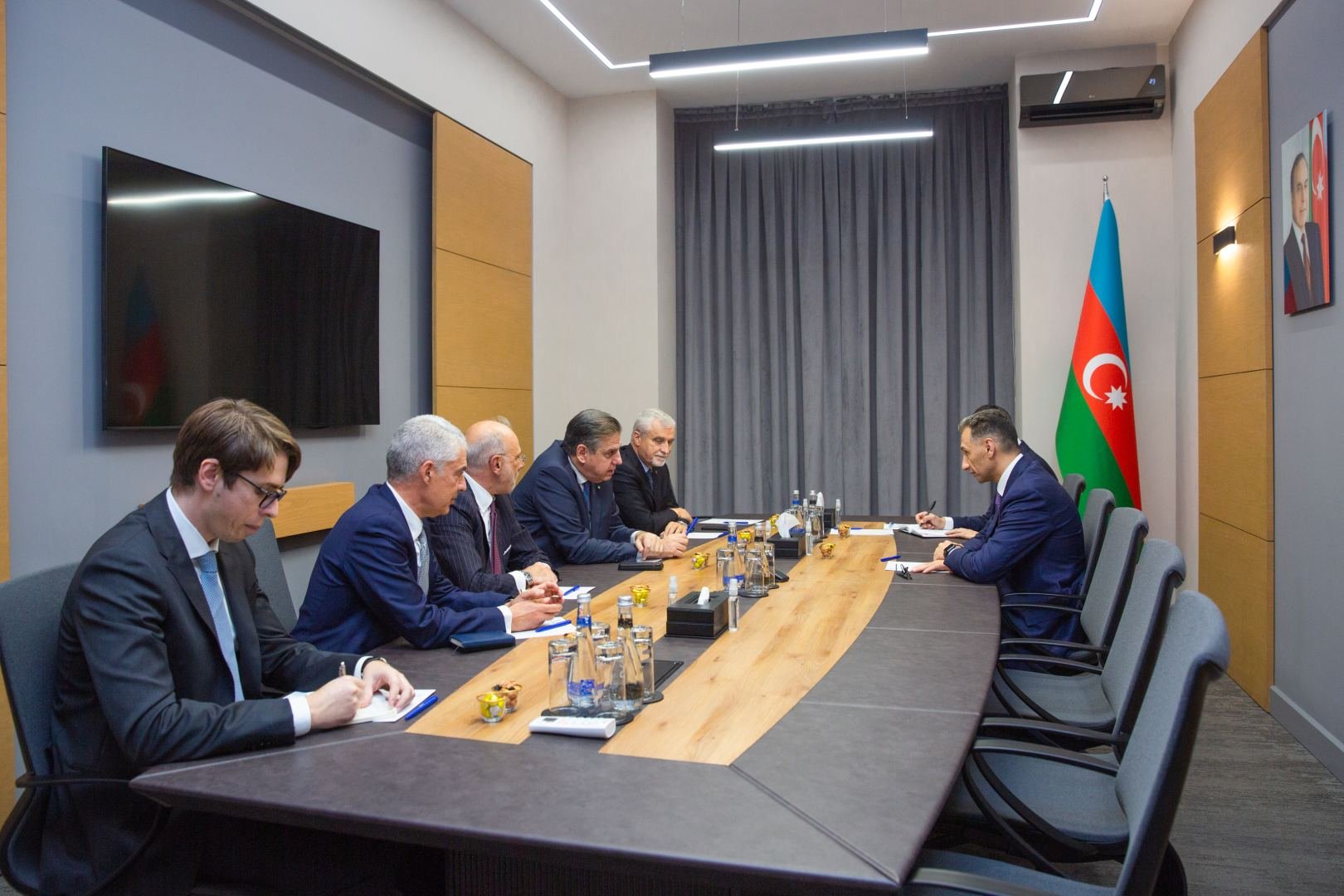 Azerbaijan, Italian Leonardo company mull ICT cooperation prospects