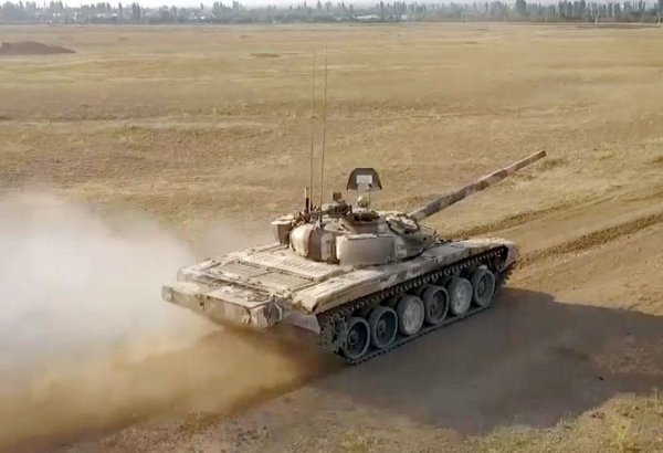 Azerbaijani tank units hold intensive combat training sessions