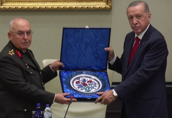 Ərdoğan Türk Silahlı Qüvvələrinin generallarını mükafatlandırıb