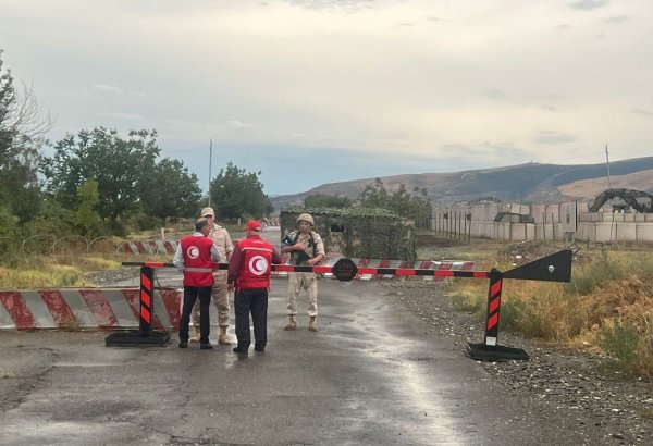 Azerbaijan Red Crescent Society holding talks with Russian peacekeepers on providing humanitarian aid to Armenians in Karabakh