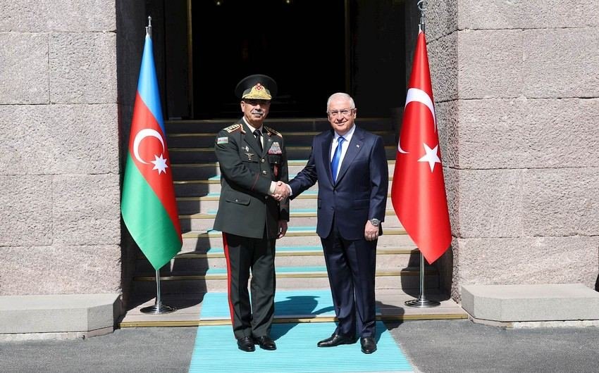 Министр обороны Азербайджана встретился в Анкаре с турецким коллегой