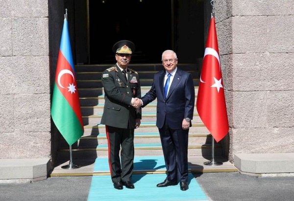 Министр обороны Азербайджана встретился в Анкаре с турецким коллегой