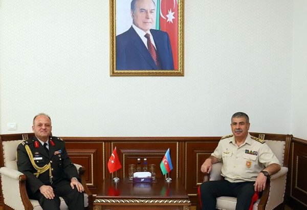 Azerbaijani defense minister receives Türkiye's new military attaché