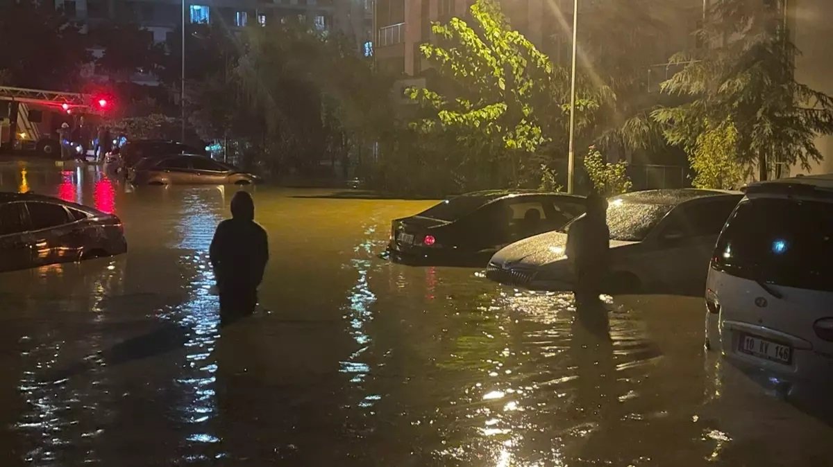 İstanbulda sel baş verib: üç ölü, 31 yaralı