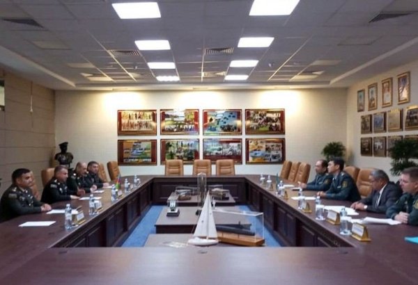 Azerbaijani and Kazakh military delegations hold working meeting