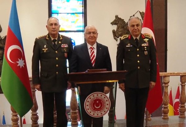 Министр нацобороны Турции принял начальника Генштаба азербайджанской армии