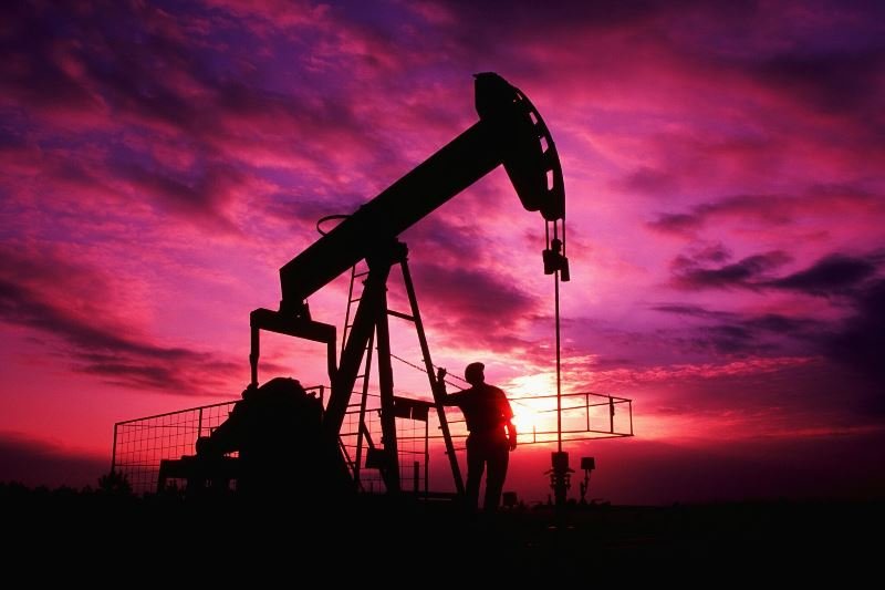 Azerbaijan's oil price declines