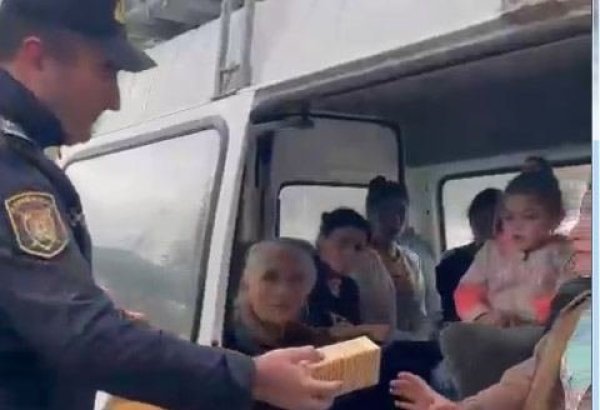 Azərbaycan polisi tıxacda qalan erməniəsilli sakinlərə qida payladı