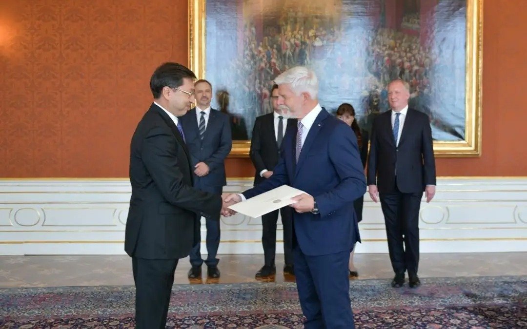 Kazakh Ambassador presents credentials to President of Czech Republic
