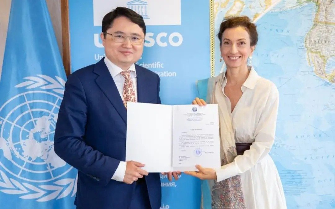 Permanent Delegate of Kazakhstan presents credentials to Director-General of UNESCO