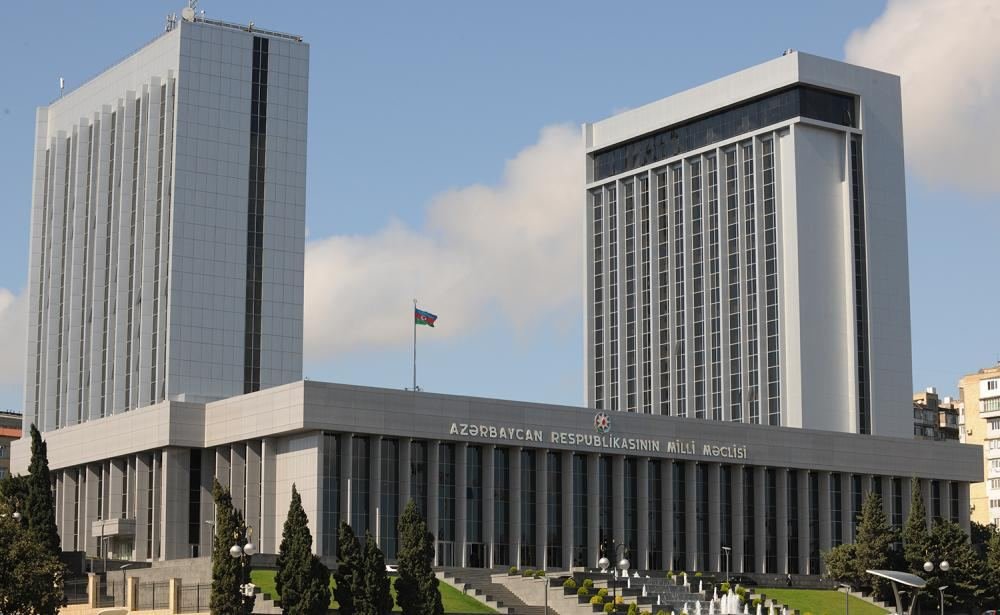 В парламенте Азербайджана проходит слушание на тему "Правовые аспекты модели здоровой семьи на плоскости "зеленого" мира"