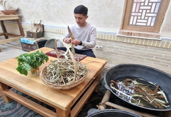 Özbekistan'da dut ağacı kabuğundan kağıt üretme tekniği yüzyıllardır yaşatılıyor