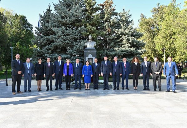 Делегация парламента Азербайджана посетила памятник Гейдару Алиеву в Бухаресте