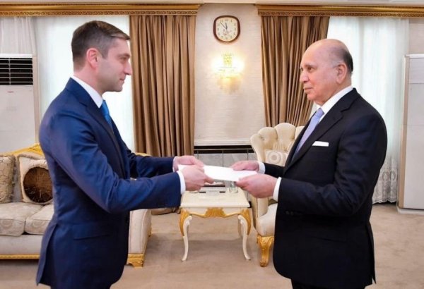 Посол Азербайджана вручил копии верительных грамот главе МИД Ирака