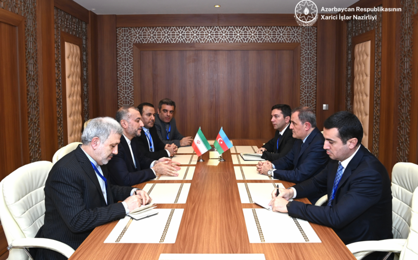 Джейхун Байрамов обсудил с главой МИД Ирана ситуацию в регионе