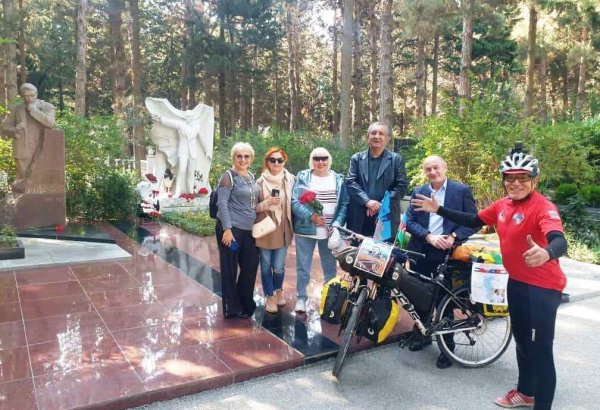 На велосипеде из Ташкента в Баку приехал Хурсанд Шеров, чтобы почтить память Муслима Магомаева