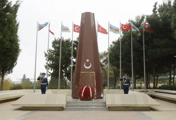 По случаю 100-летия Турецкой Республики были посещены монумент в честь турецких воинов и Аллея шехидов