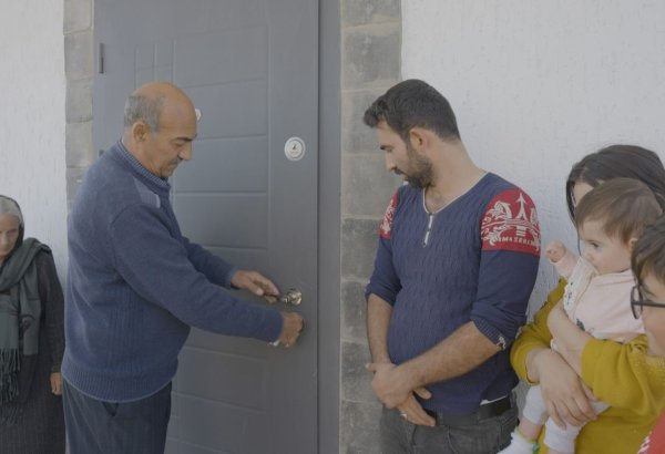 Очередным 25 семьям, переселенным в село Агалы Зангиланского района, вручены ключи от их домов