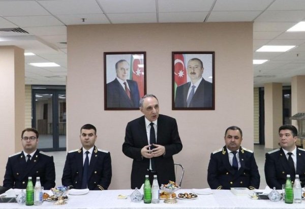 Baş prokuror Kamran Əliyev prokurorluğun veteranları ilə görüşüb