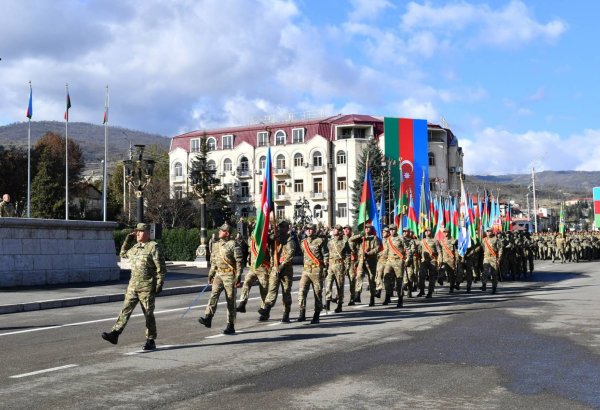 Azerbaycan'ın Karabağ Zaferi'nin yıl dönümü Hankendi'de askeri geçit töreniyle kutlandı