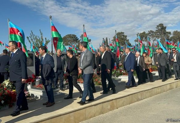 Azerbaijani people honor memory of heroes at Second Alley of Martyrs