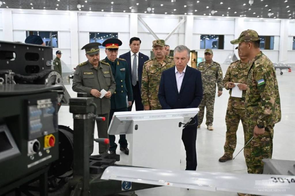 Верховный Главнокомандующий Вооруженными Силами Узбекистана ознакомился с условиями в воинской части