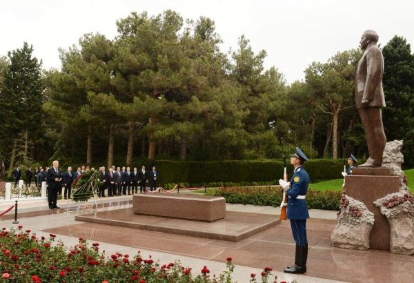President of Iraq visits tomb of great leader Heydar Aliyev