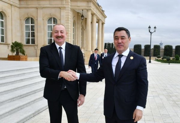 President Ilham Aliyev holds meeting with President Sadyr Zhaparov