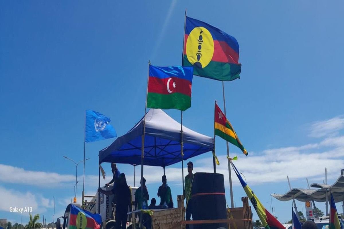 В Новой Каледонии на акции протеста против Франции поднят флаг Азербайджана