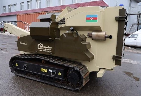 Азербайджан передал украинским спасателям машину для разминирования