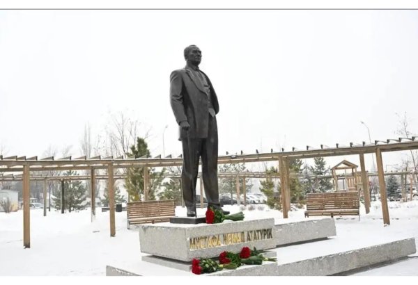 Almatıda Mustafa Kamal Atatürkün abidəsinin açılışı olub