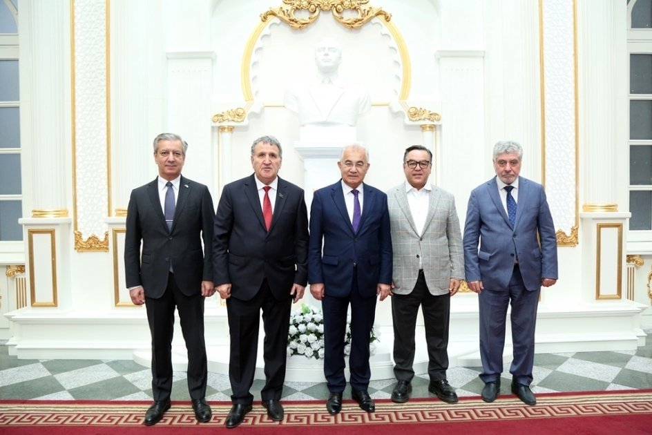 AMEA-nın prezidenti Özbəkistan nümayəndə heyəti ilə görüşüb