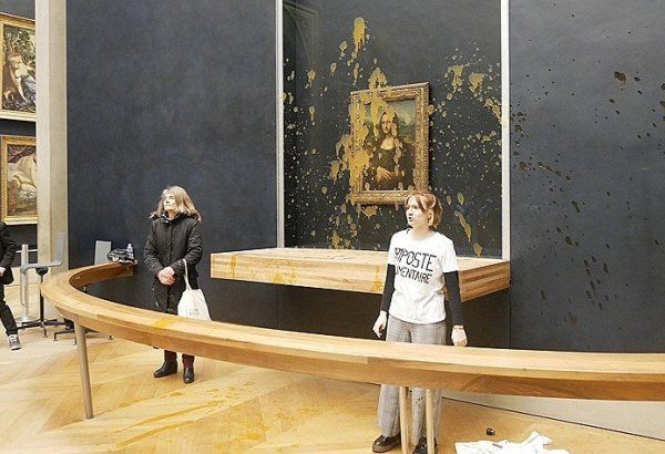 Экоактивисты в Париже облили супом картину «Мона Лиза» в Лувре