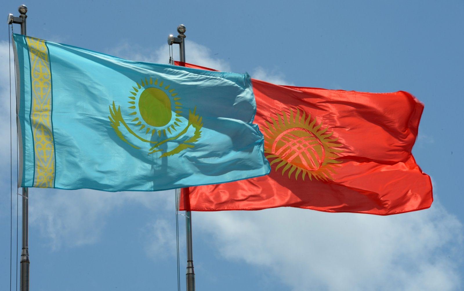 Qırğızıstan Qazaxıstanın qırğız məhsullarına təklif etdiyi qadağadan narahatdır