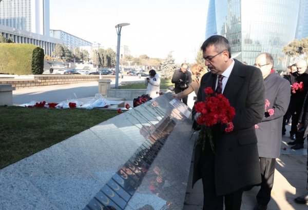 Министр образования Турции посетил могилу великого лидера Гейдара Алиева, Аллею шехидов и памятник "Тюркское шехидство"