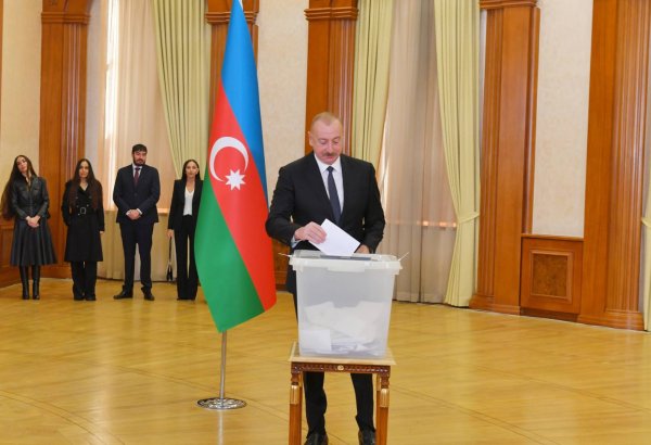 Azerbaycan Cumhurbaşkanı Aliyev, oyunu, ailesiyle Hankendi’de kullandı