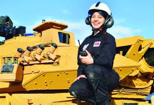M60T tankında ilk atışı, Türkiyənin ilk qadın tank personalı həyata keçirib