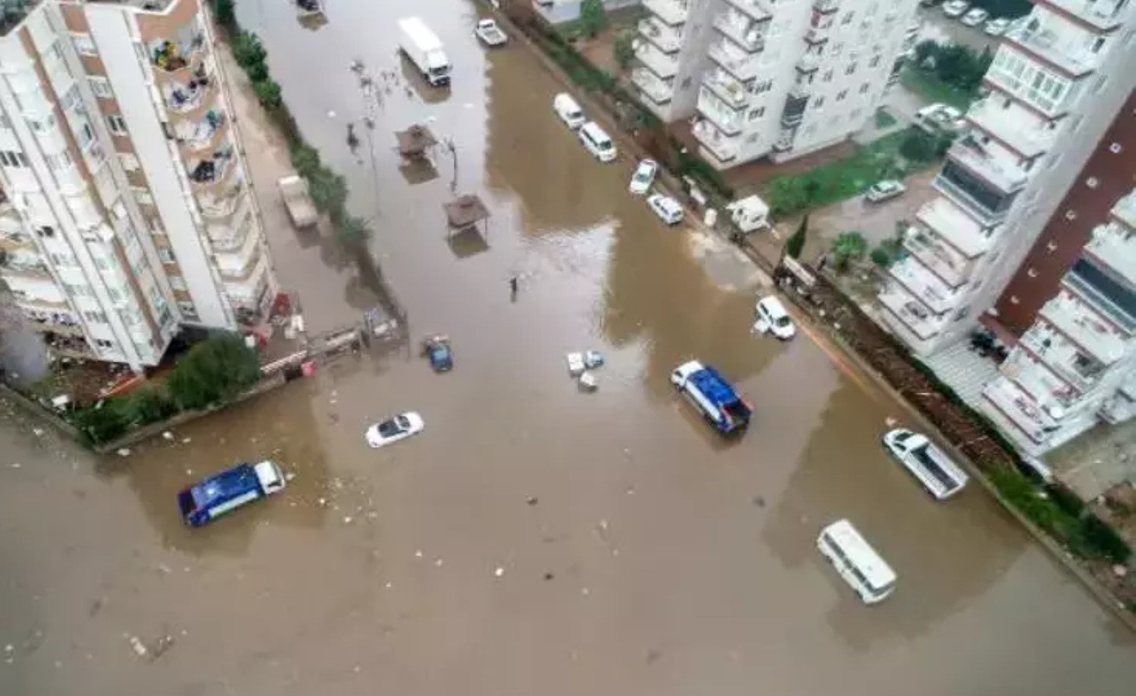 Antalyada leysan yağışları zamanı üç mindən çox bina su altında qalıb
