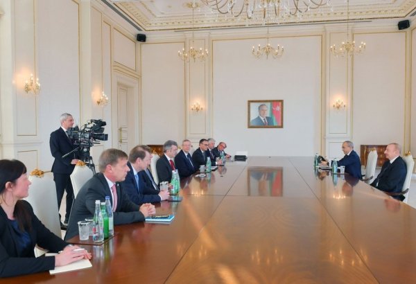 Президент Ильхам Алиев принял делегацию, возглавляемую председателем Восточного комитета немецкой экономики Михаэлем Хармсом