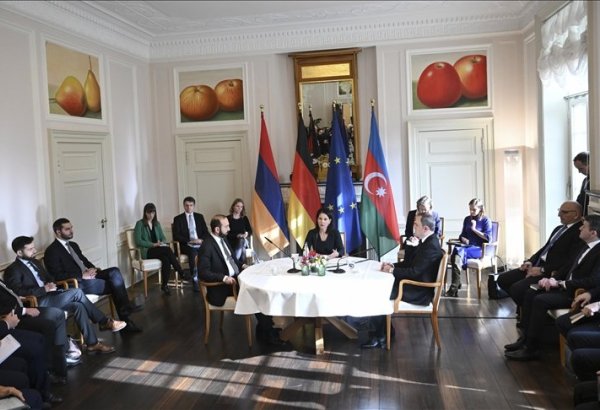 Azerbaycan ve Ermenistan Dışişleri Bakanları, barış anlaşması müzakeresi için Berlin'de görüştü