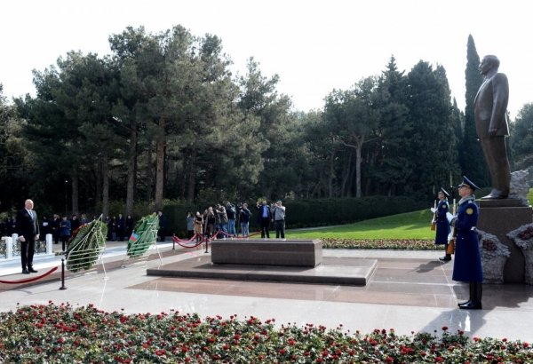 President of Bulgarian National Assembly visits tomb of Great Leader Heydar Aliyev