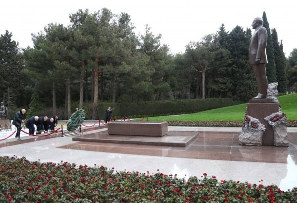 Georgian MPs visit tomb of Great Leader Heydar Aliyev and Alley of Martyrs