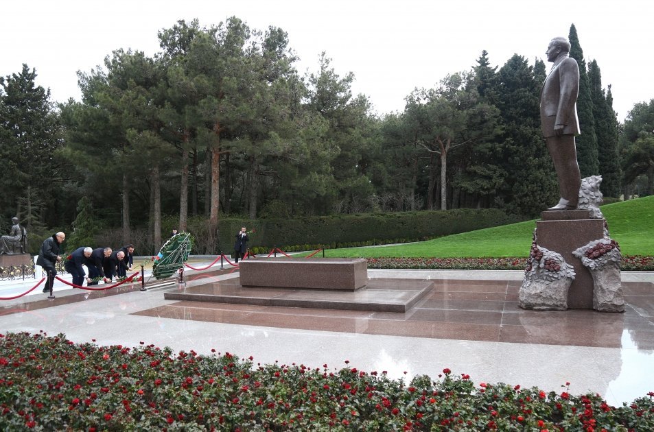 Georgian MPs visit tomb of Great Leader Heydar Aliyev and Alley of Martyrs