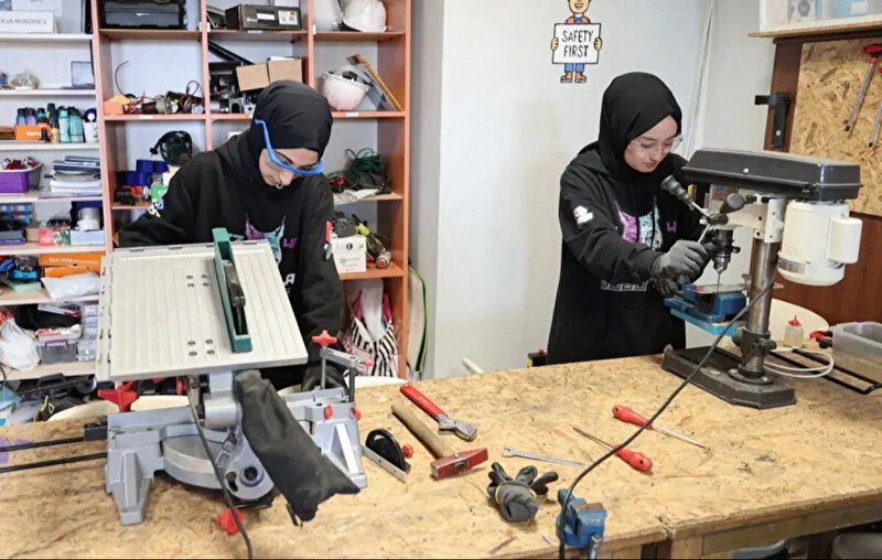 Kız öğrencilerden oluşan Türk robot takımı: New York'ta büyük başarıya imza attı