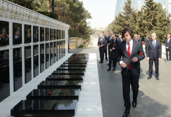 Georgian PM visits Alley of Martyrs in Baku